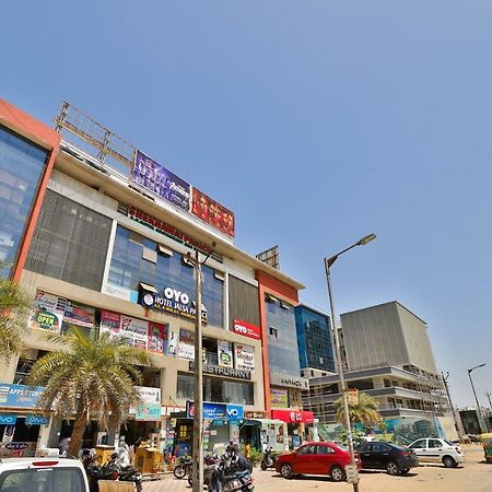 Oyo 37398 Hotel Jalsa Palace Naroda Kültér fotó