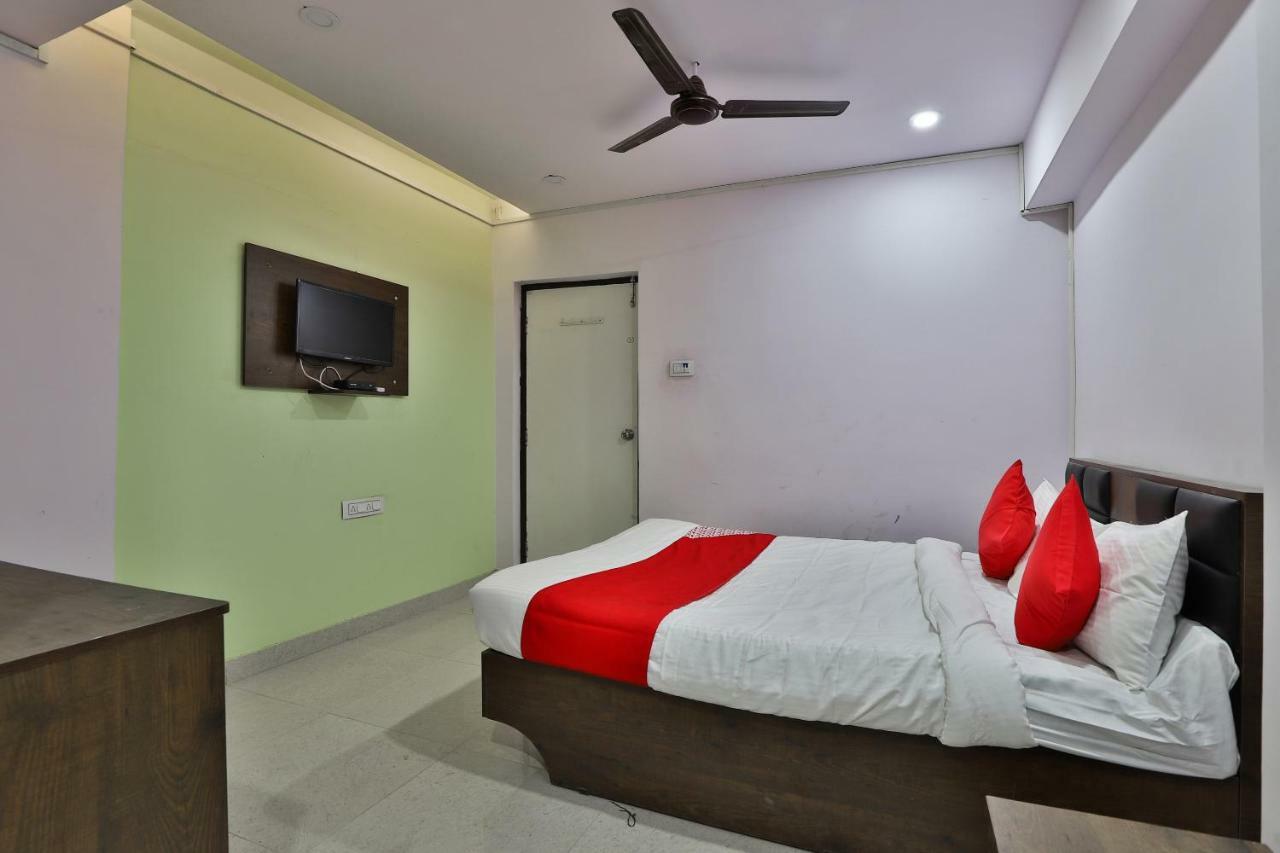 Oyo 37398 Hotel Jalsa Palace Naroda Kültér fotó