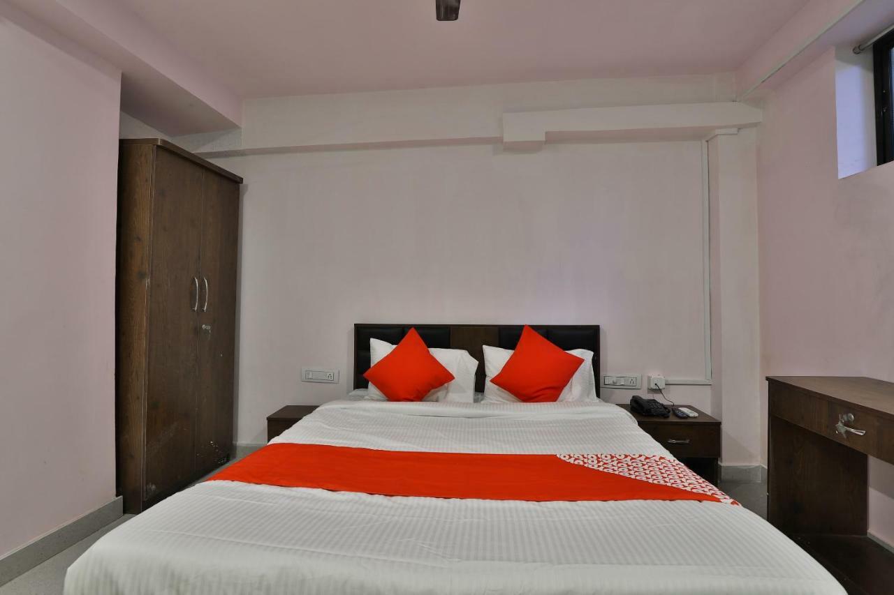 Oyo 37398 Hotel Jalsa Palace Naroda Kültér fotó